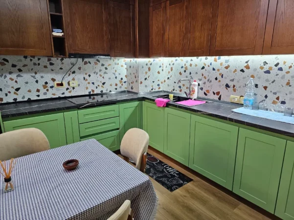 Tirane, jepet me qera apartament 2+1+Ballkon Kati 2, 125 m² 1.000 € (Liqeni i Thate)