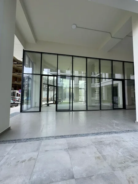 Tirane, jepet me qera dyqan Kati 0, 100 m² 2.500 € (KOMUNA E PARISIT)