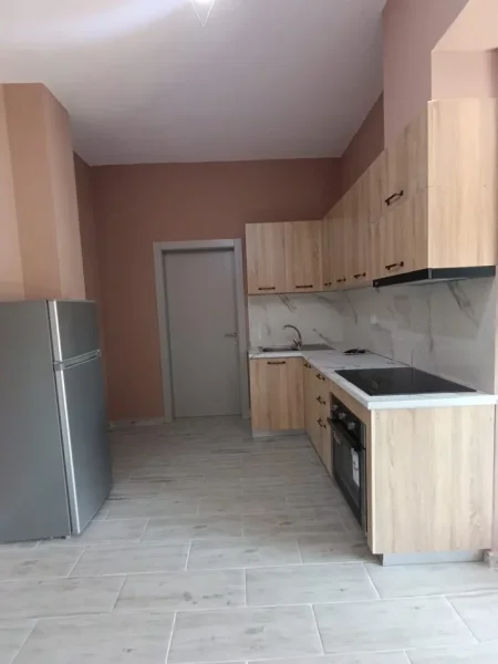 Tirane, jepet me qera apartament 1+1 Kati 2, 65 m² 300 € (Mezez Kashar)