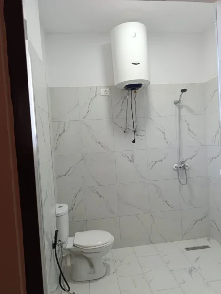 Tirane, jepet me qera apartament 1+1 Kati 2, 65 m² 300 € (Mezez Kashar)