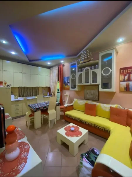 Tirane, jepet me qera apartament 1+1 Kati 4, 500 € (Pallatet Agimi)
