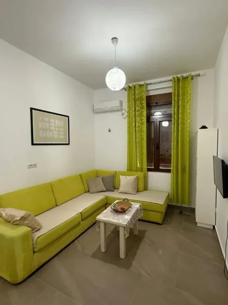 Tirane, jepet me qera apartament 1+1 Kati 4, 50 m² 600 € (Blloku)