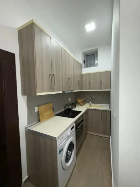 Tirane, jepet me qera apartament 1+1 Kati 4, 50 m² 600 € (Blloku)