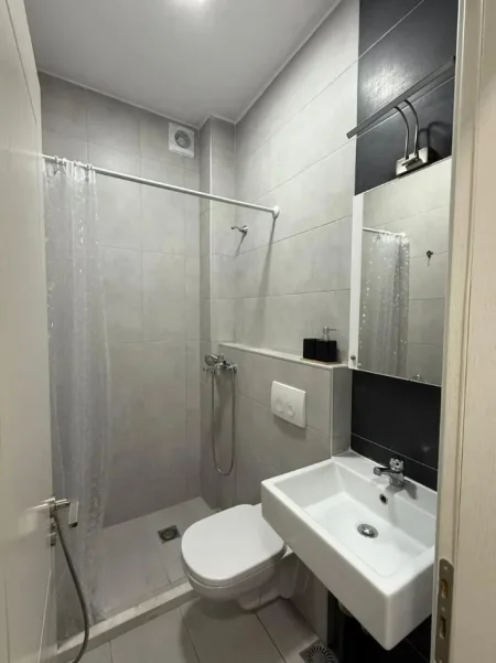 Tirane, jepet me qera apartament 1+1 Kati 4, 50 m² 600 € (Blloku)