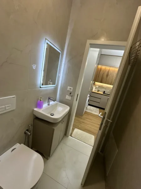 Tirane, jepet me qera apartament 1+1 Kati 6, 65 m² 450 € (ALI DEMI)