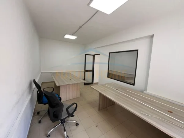 Tirane, jepet me qera zyre Kati 0, 121 m² 750 € (Pazari i Ri, Tirane,)