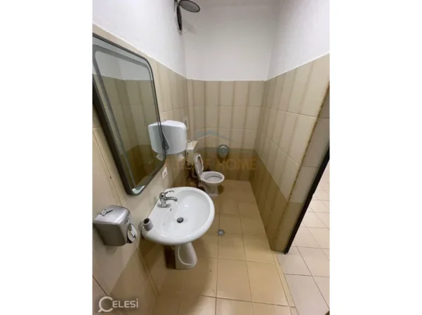 Tirane, jepet me qera zyre Kati 0, 121 m² 750 € (Pazari i Ri, Tirane,)