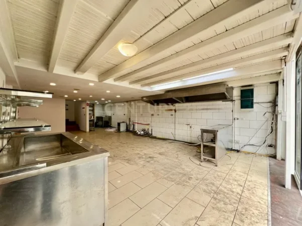 Tirane, shitet ambjent biznesi Kati 0, 130 m² 160.000 € 
