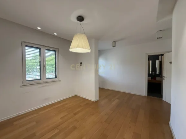 Tirane, jepet me qera zyre Kati 2, 140 m² 2.000 € (Bllok)