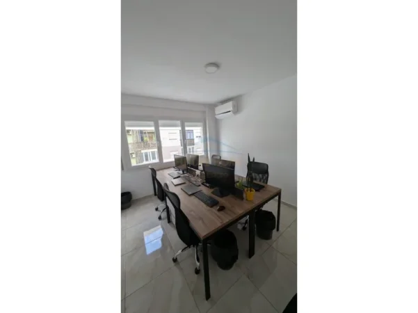 Tirane, jepet me qera ambjent biznesi Kati 4, 54 m² 650 € (Rruga Zogu i Zi)