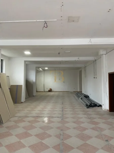 Tirane, jepet me qera ambjent biznesi Kati 1, 250 m² 3.000 € (Ministria e Jashtme)