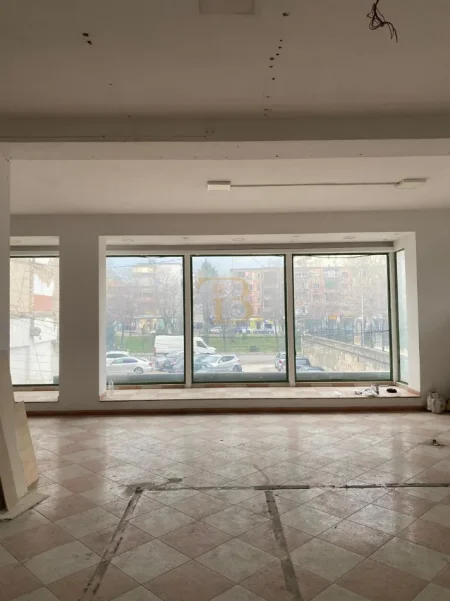 Tirane, jepet me qera ambjent biznesi Kati 1, 250 m² 3.000 € (Ministria e Jashtme)