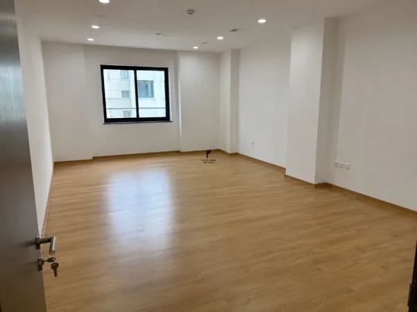 Shqiperi, jepet me qera zyre Kati 2, 45 m² 650 € (RRUGA E KAVAJES)