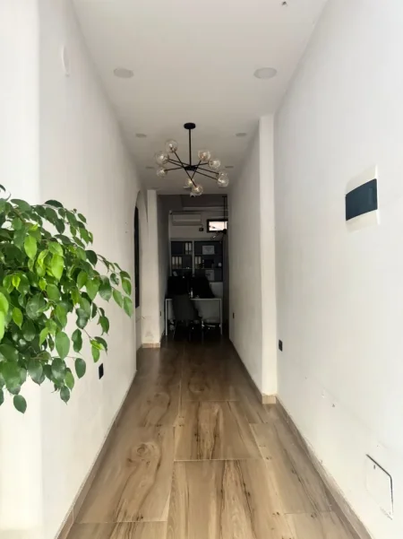 Tirane, shitet dyqan Kati 0, 29 m² 190.000 € (21 DHJETORI)
