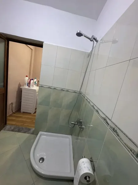 Tirane, jepet me qera apartament 1+1+Ballkon Kati 5, 65 m² 500 € 
