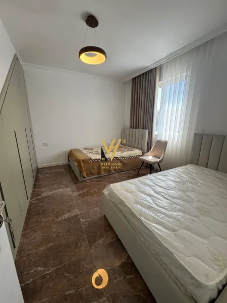 Tirane, jepet me qera apartament duplex 2+1+Ballkon Kati 7, 120 m² 620 € (SHKOZE)