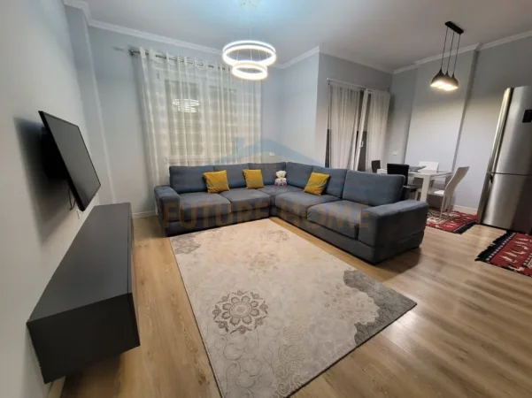 Tirane, jepet me qera apartament 2+1+2 Kati 6, 82 m² 600 € (RRUGA 5 MAJI)