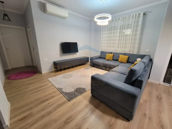 Tirane, jepet me qera apartament 2+1+2 Kati 6, 82 m² 600 € (RRUGA 5 MAJI)