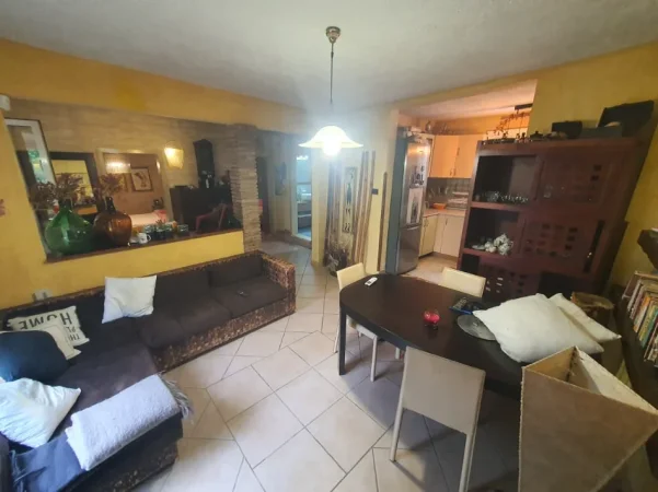 Durres, jepet me qera Vile 1 Katshe Kati 1, 100 m² 860 € (amfiteatri)