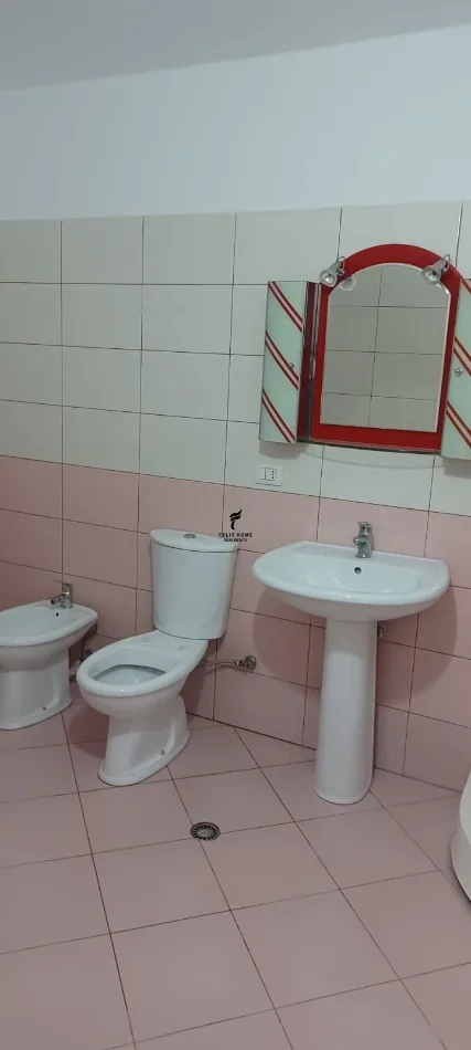 Tirane, jepet me qera apartament 2+1 Kati 4, 80 m² 400 € (FRESKU)