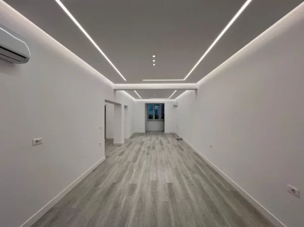 Tirane, jepet me qera ambjent biznesi Kati 2, 80 m² 1.000 € (Rruga e Barrikadave)