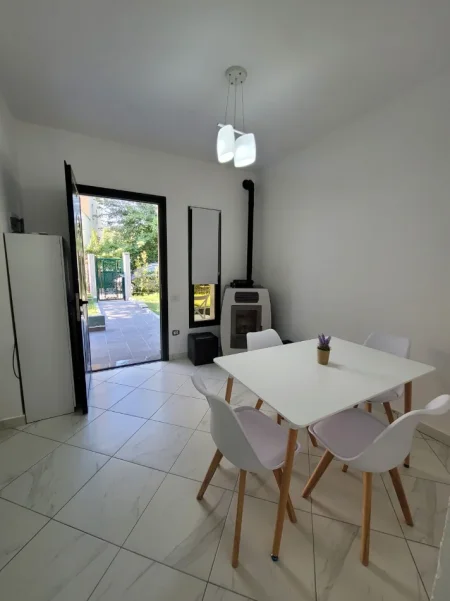 Durres, jepet me qera apartament ne plazh 1 Katshe Kati 1, 600 € (rruga pavarsia)
