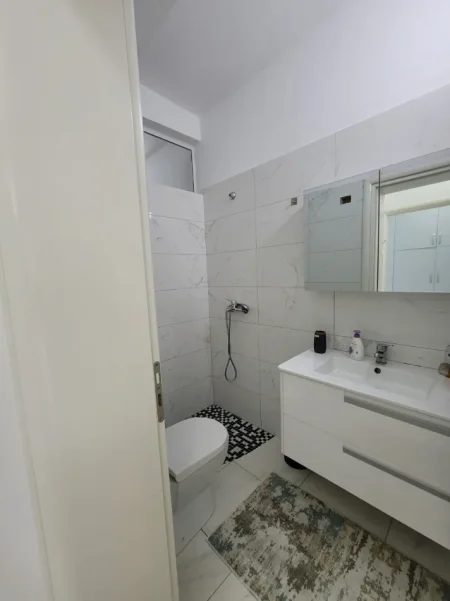 Durres, jepet me qera apartament ne plazh 1 Katshe Kati 1, 600 € (rruga pavarsia)