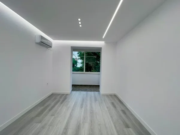 Tirane, jepet me qera ambjent biznesi Kati 2, 80 m² 1.000 € (Rruga e Barrikadave)