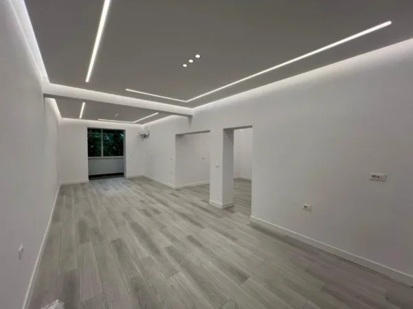 Tirane, jepet me qera ambjent biznesi Kati 2, 80 m² 1.000 € (Rruga e Barrikadave)