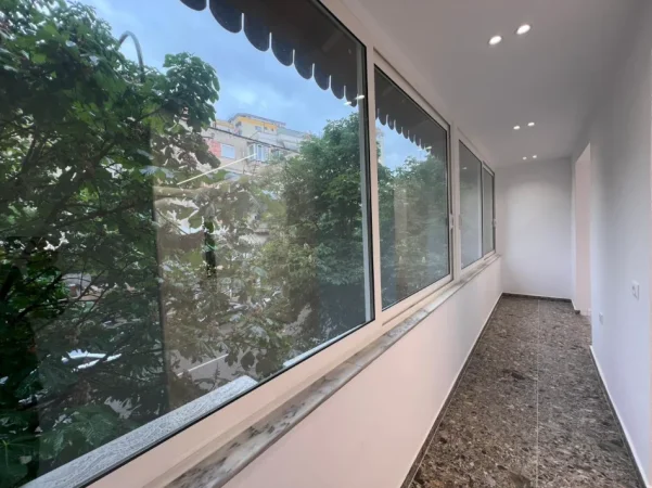 Tirane, jepet me qera ambjent biznesi Kati 2, 80 m² 1.000 € (Rruga e Barrikadave)