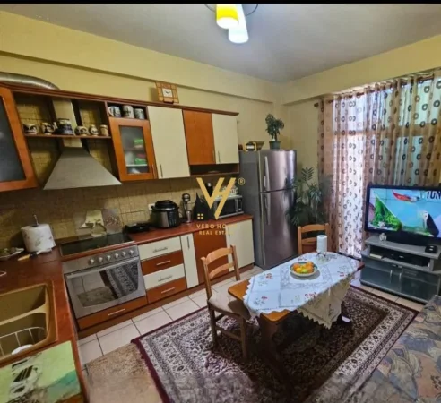 Tirane, jepet me qera apartament 2+1+Ballkon Kati 5, 100 m² 570 € (RRUGA 4 DESHMORET, QENDER)