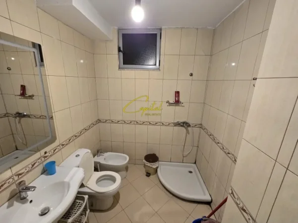 Tirane, jepet me qera apartament 2+1 Kati 1, 108 m² 550 € (PALLATI ME SHIGJETA)