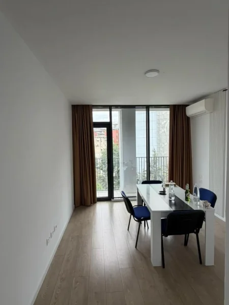 Tirane, jepet me qera ambjent biznesi Kati 4, 65 m² 1.000 € (Lake View Residence)