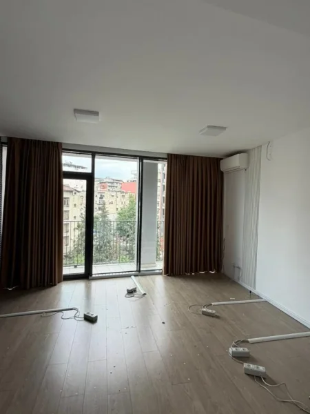 Tirane, jepet me qera ambjent biznesi Kati 4, 65 m² 1.000 € (Lake View Residence)