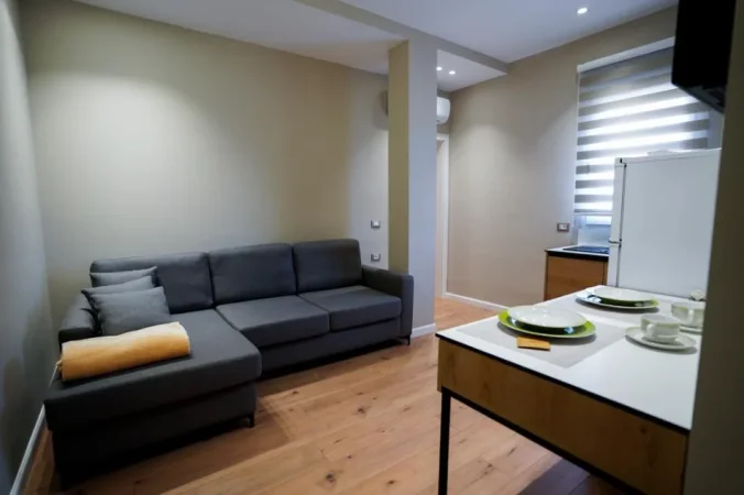 Tirane, jepet me qera apartament 1+1 , 65 m² 400 € (Kompleksi Grand)