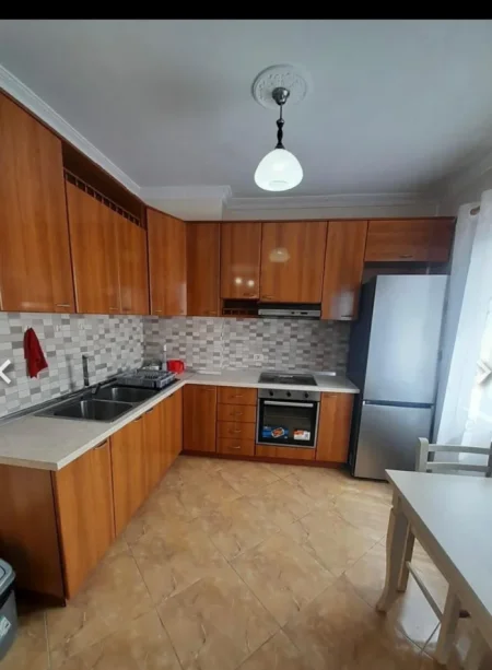 Tirane, jepet me qera apartament 1+1 Kati 3, 70 m² 550 € (Medreseja)