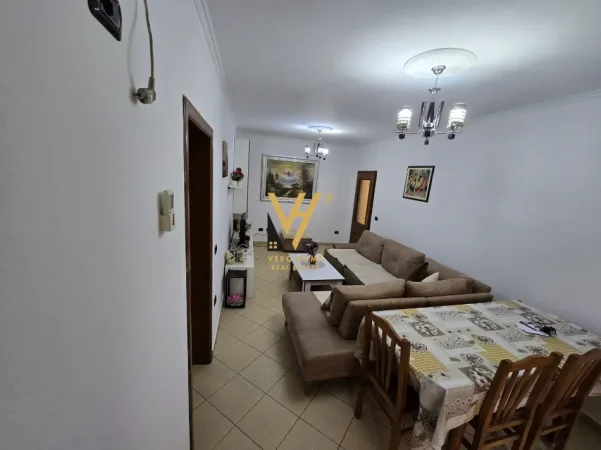Tirane, jepet me qera apartament 2+1+Ballkon Kati 4, 95 m² 550 € (PALLATI ME SHIGJETA)