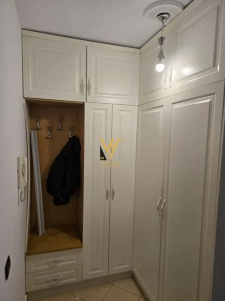 Tirane, jepet me qera apartament 2+1+Ballkon Kati 4, 95 m² 550 € (PALLATI ME SHIGJETA)