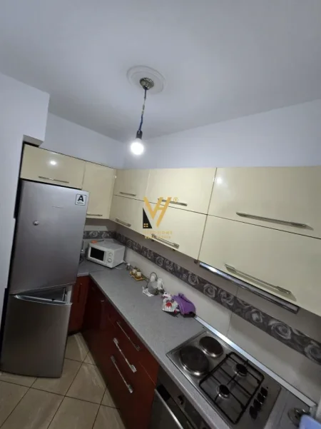 Tirane, jepet me qera apartament 2+1+Ballkon Kati 4, 95 m² 550 € (PALLATI ME SHIGJETA)