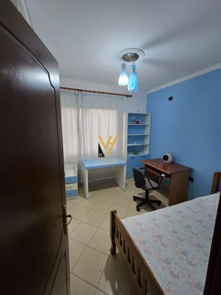 Tirane, jepet me qera apartament 2+1+Ballkon Kati 4, 95 m² 550 € (PALLATI ME SHIGJETA)