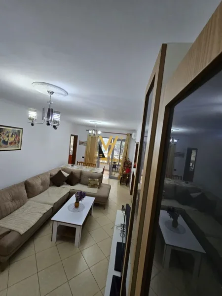 Tirane, jepet me qera apartament 2+1+Ballkon Kati 4, 95 m² 550 € (PALLATI ME SHIGJETA)
