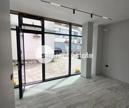 Shkoder, jepet me qera ambjent biznesi Kati 1, 40 m² (QENDER)