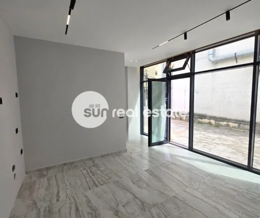 Shkoder, jepet me qera ambjent biznesi Kati 1, 40 m² (QENDER)