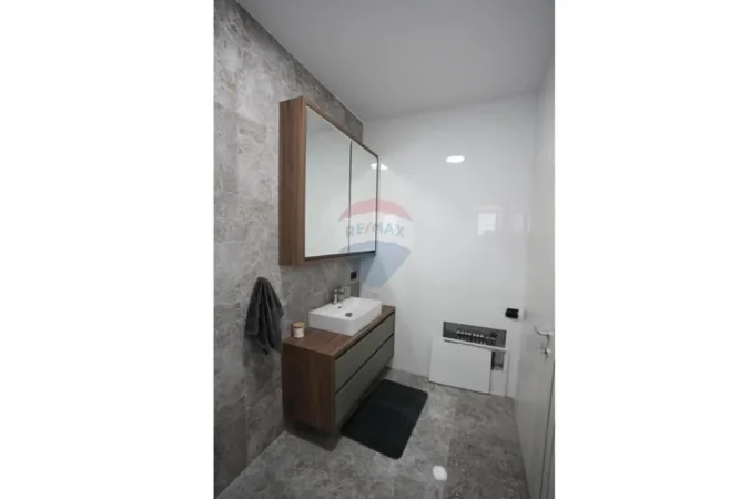 Elbasan, jepet me qera Vile 3+1 , 899 m² 3.000 € 