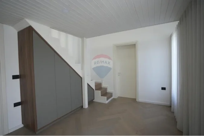 Elbasan, jepet me qera Vile 3+1 , 899 m² 3.000 € 