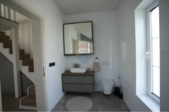 Elbasan, jepet me qera Vile 3+1 , 899 m² 3.000 € 