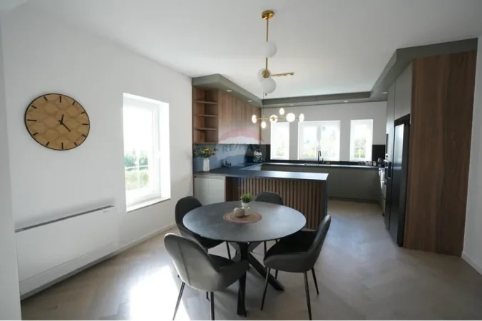 Elbasan, jepet me qera Vile 3+1 , 899 m² 3.000 € 