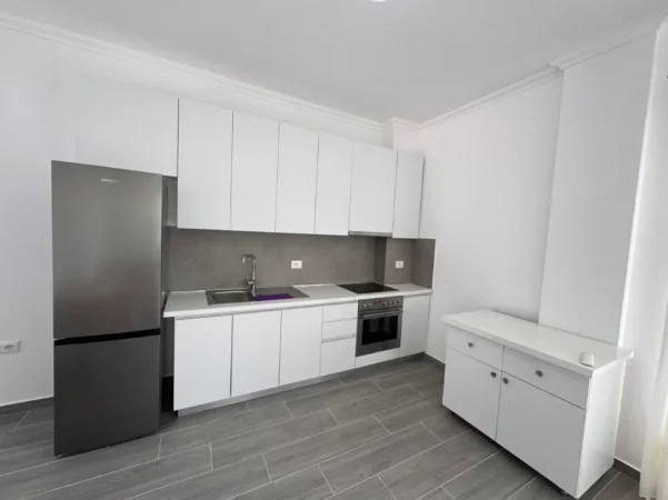 Tirane, jepet me qera apartament 2+1+Ballkon Kati 2, 120 m² 500 € (Kombinat)