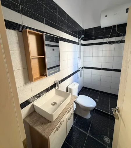Tirane, jepet me qera apartament 2+1 , 110 m² 650 € 
