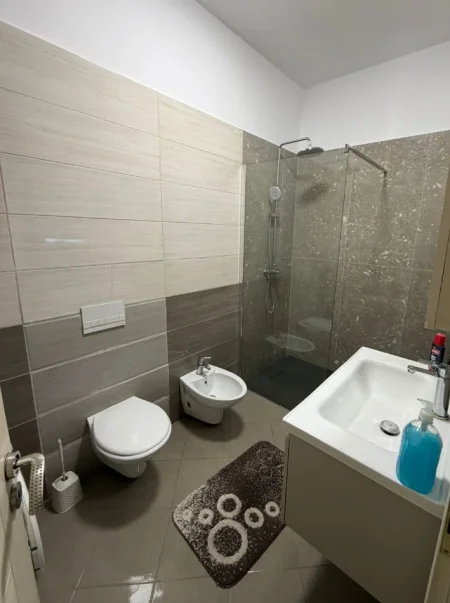 Tirane, jepet me qera apartament 2+1 , 110 m² 650 € 